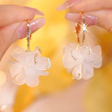Temperament super fairy white flower earrings women's fashion personality niche design earrings sweet versatile silver needle earrings