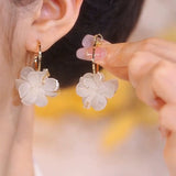 Temperament super fairy white flower earrings women's fashion personality niche design earrings sweet versatile silver needle earrings