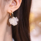 Temperament super fairy white flower earrings women's fashion personality niche design earrings sweet versatile silver needle earrings