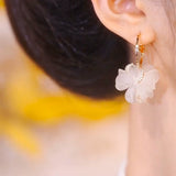 Temperament super fairy white flower earrings women's fashion personality niche design earrings sweet versatile silver needle earrings